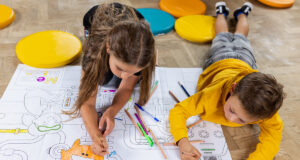 Moc działania razem – programy edukacyjne Fundacji Orange Moc działania razem – pod tym hasłem Fundacja Orange przyjęła 140 szkół do programu MegaMisja i 140 szkół do #SuperKoderów. Uczniowie i uczennice z całej Polski, od września będą wzmacniać zdrowe nawyki cyfrowe, współpracować i działać zespołowo.
