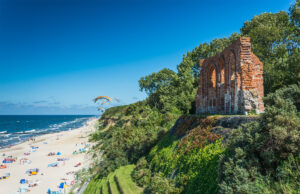Co trzeba zobaczyć na Pomorzu Zachodnim Trzęsacz - Ruiny kościoła nad Bałtykiem - Fotografia objęta licencją i prawami autorskimi